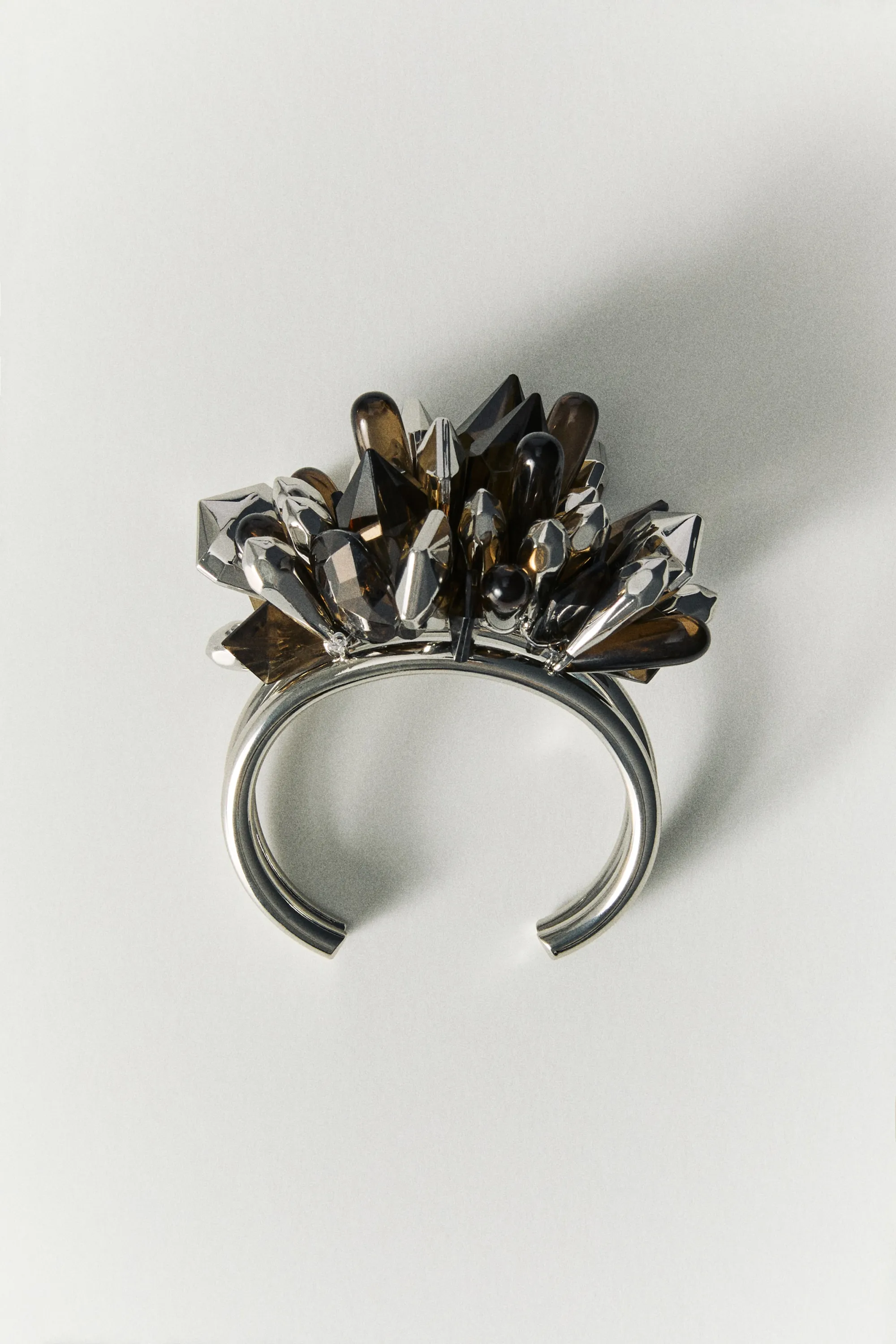 Bracelet manchette avec détail grappe - Argenté/marron foncé
