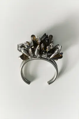Bracelet manchette avec détail grappe - Argenté/marron foncé — photo 1