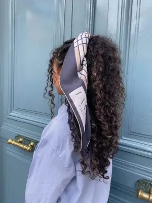 Foulard carré en twill de soie imprimé graphique bleu gris et blanc Prix boutique 275€ Taille 90 x 90 — photo 2
