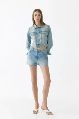 Short en denim avec bords à cru - Bleu denim clair — photo 1