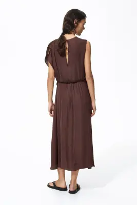 Robe en satin à effet drapé - Marron foncé — photo 3
