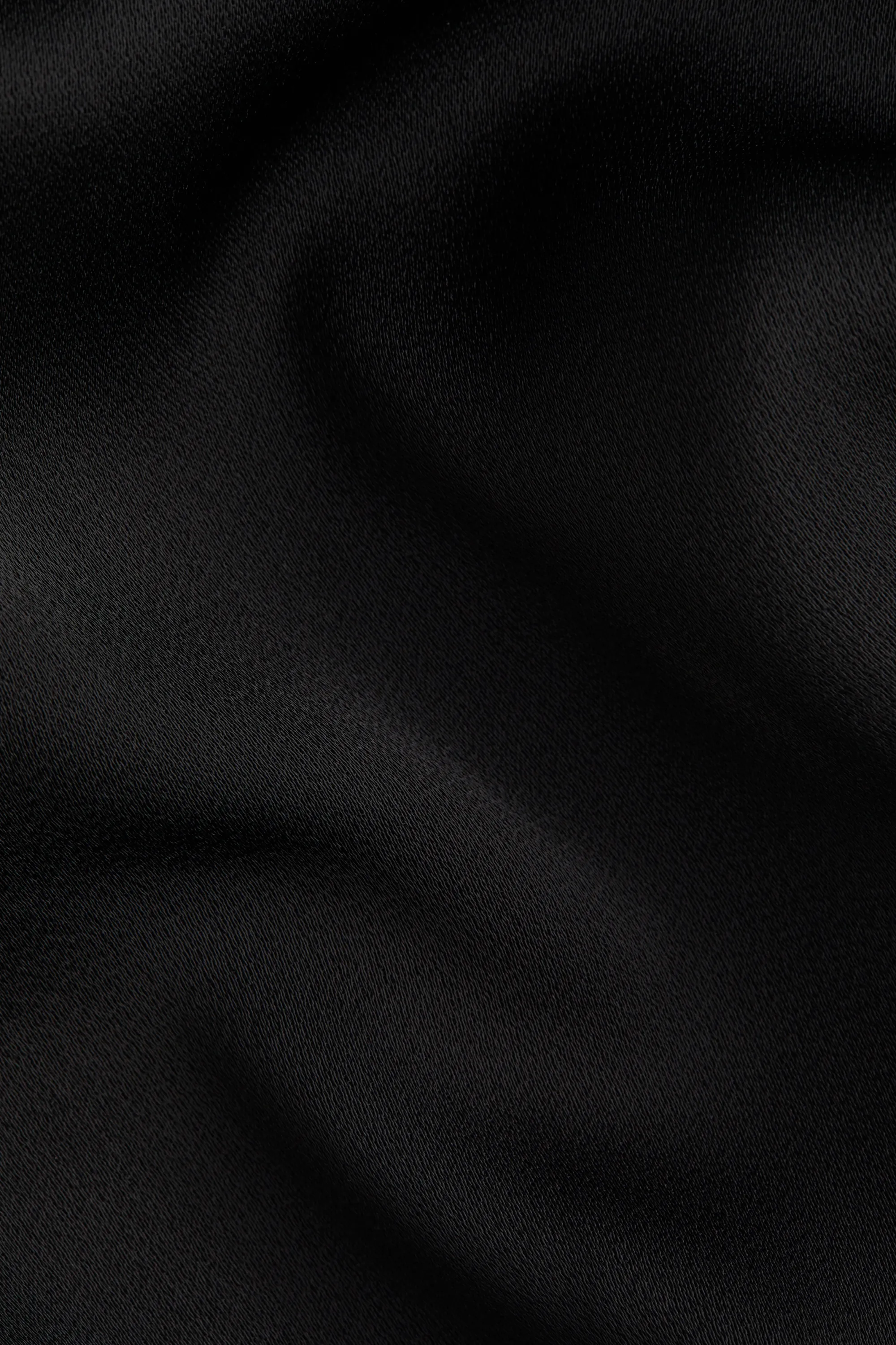 Robe en satin avec encolure bénitier - Noir