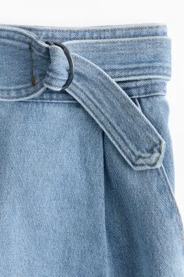 Short en denim avec ceinture - Bleu denim clair — photo 3