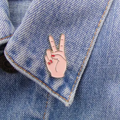 Pin's Peace blanc Coucou Suzette