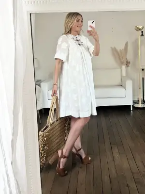 Robe babydoll été 2018 manches courtes en voile blanc et dentelle brodée de soie Prix boutique 2500€ Taille 36 — photo 4