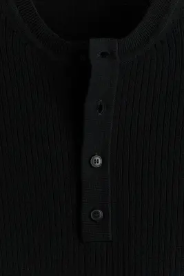 T-shirt côtelé Slim Fit avec col tunisien - Noir — photo 4