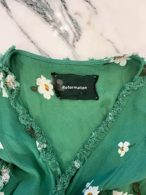 Robe manches courtes cache coeur en crêpe vert fleuri blanc Taille M — photo 5
