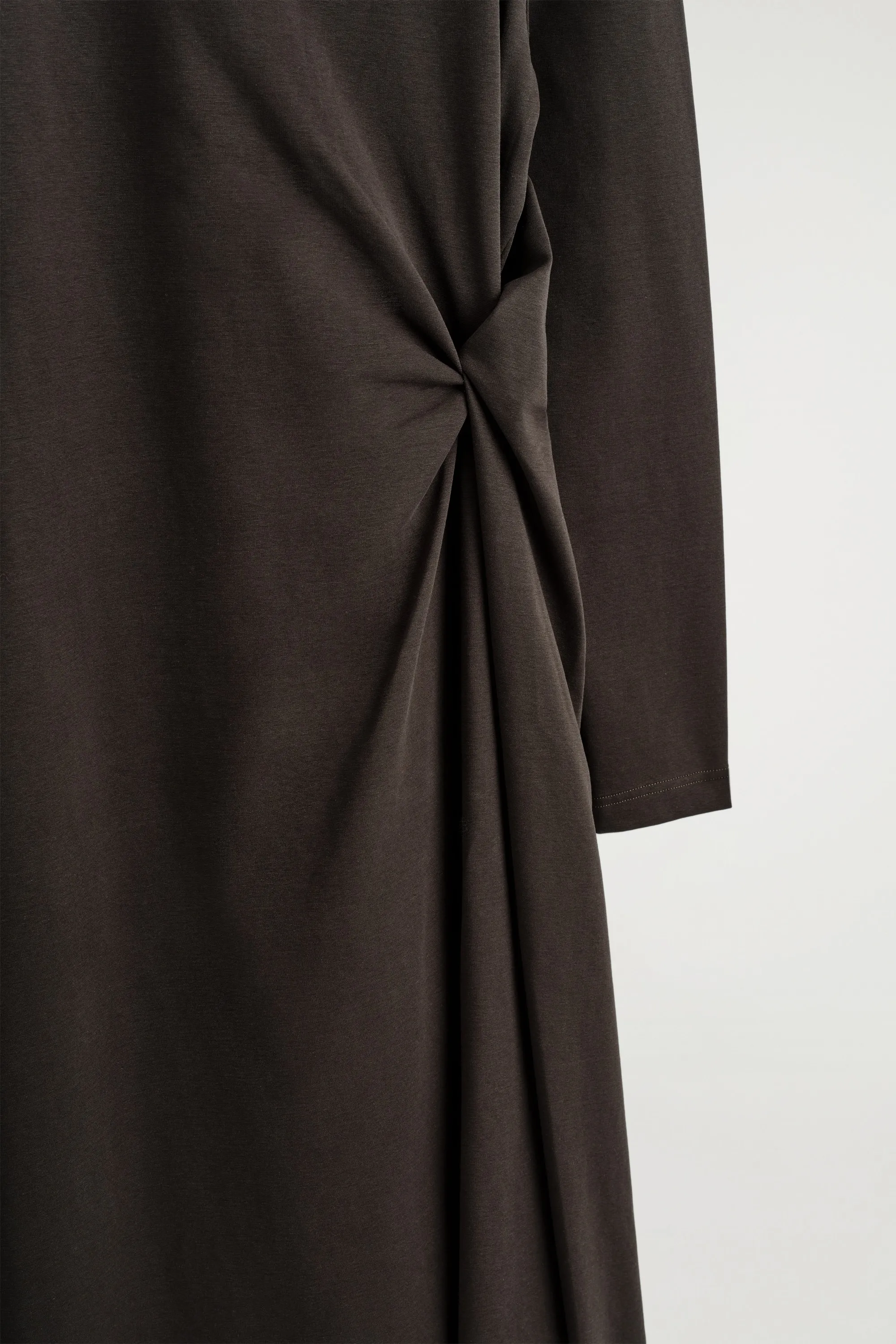 ROBE À MANCHES LONGUES ET DÉTAIL TORSADÉ - BRUN FONCÉ