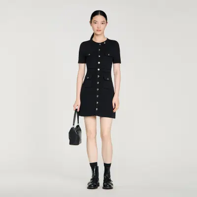 Robe courte en maille boutonnée