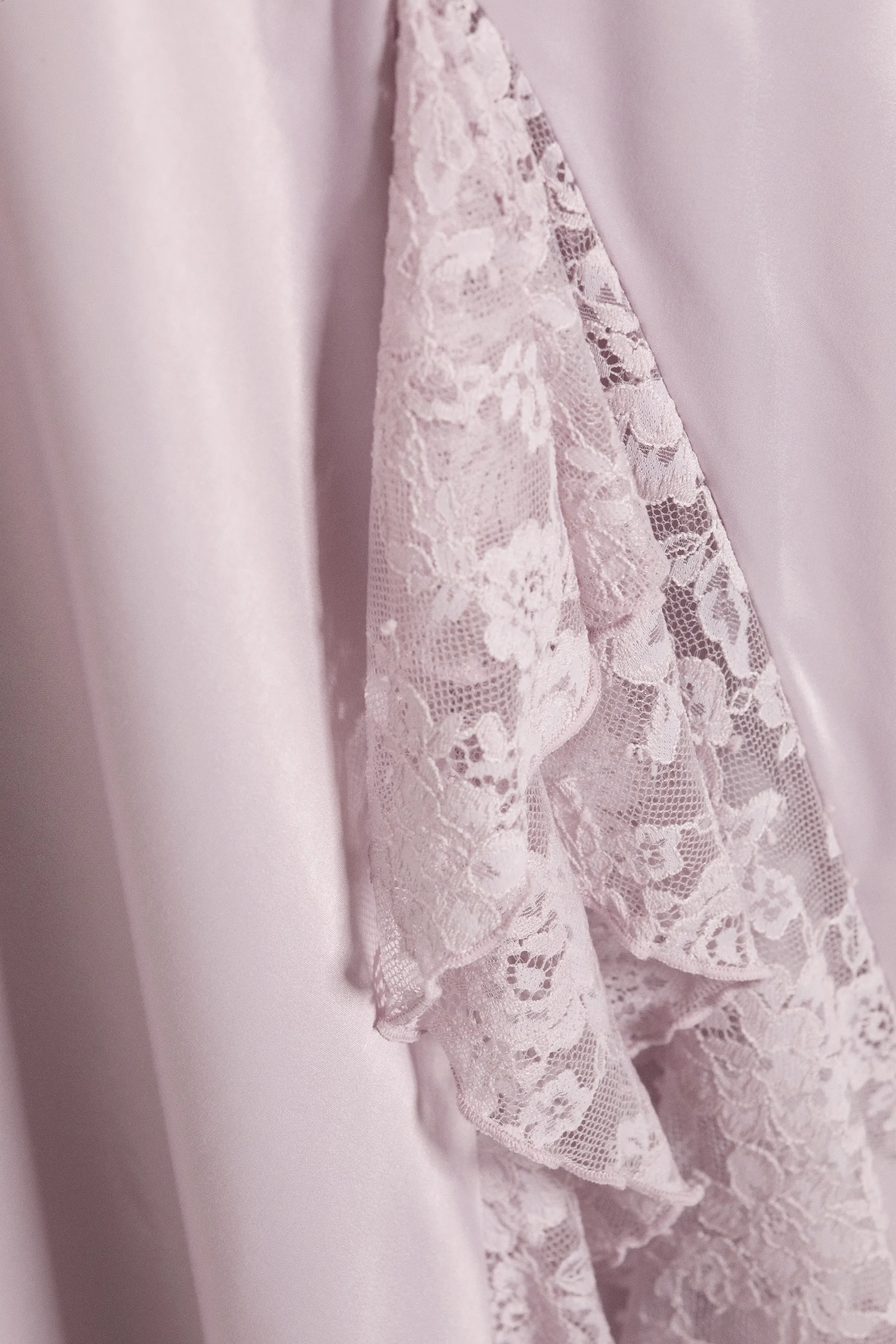 Robe longue en satin avec empiècement en dentelle - Rose poudré