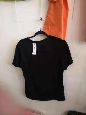 T-shirt noir avec imprimé graphique — photo 3