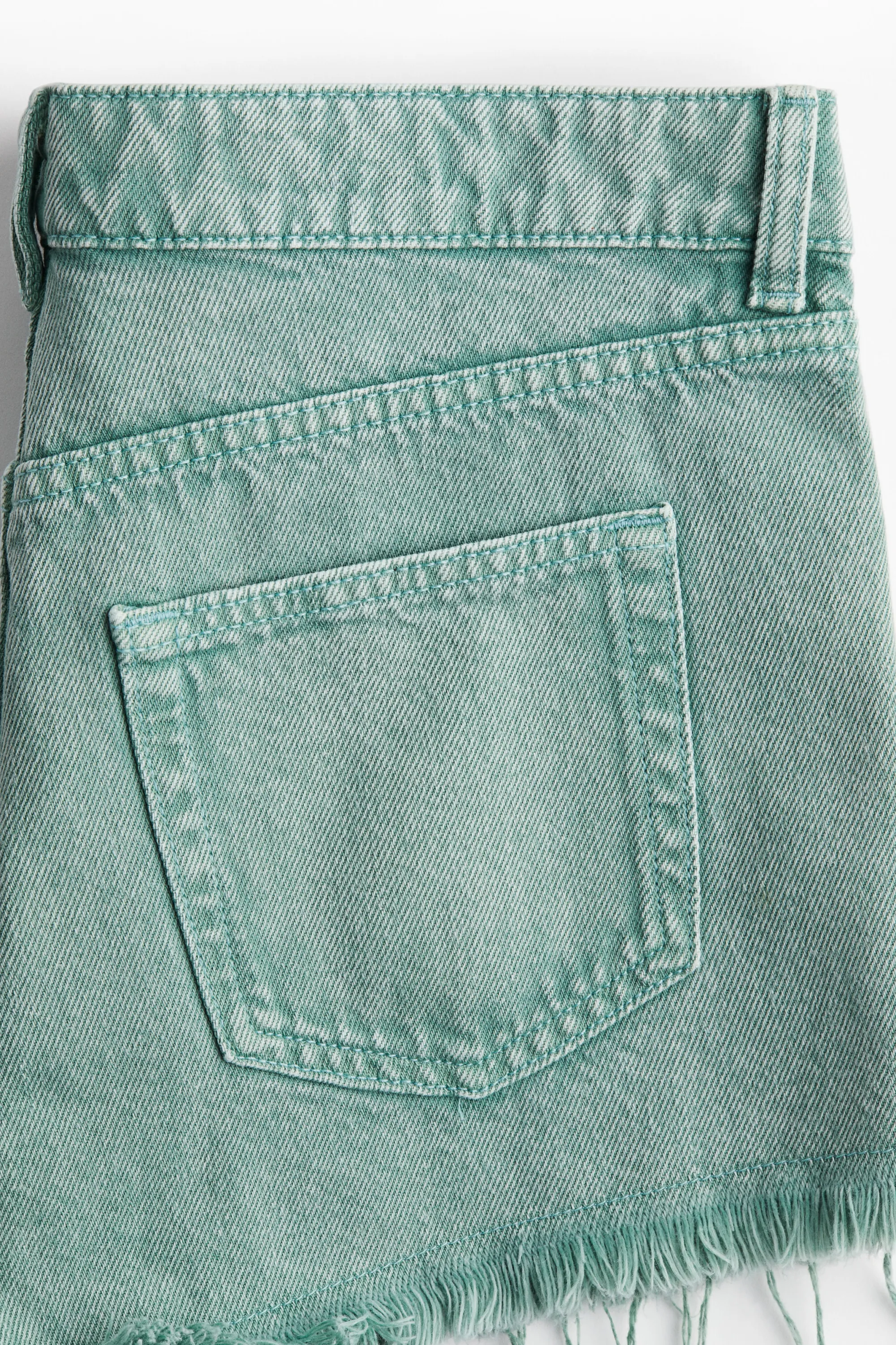 Short frangé en denim - Vert délavé