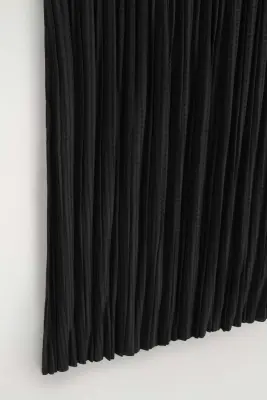 ROBE LONGUE SANS MANCHES EN JACQUARD PLISSÉ - NOIR — photo 5