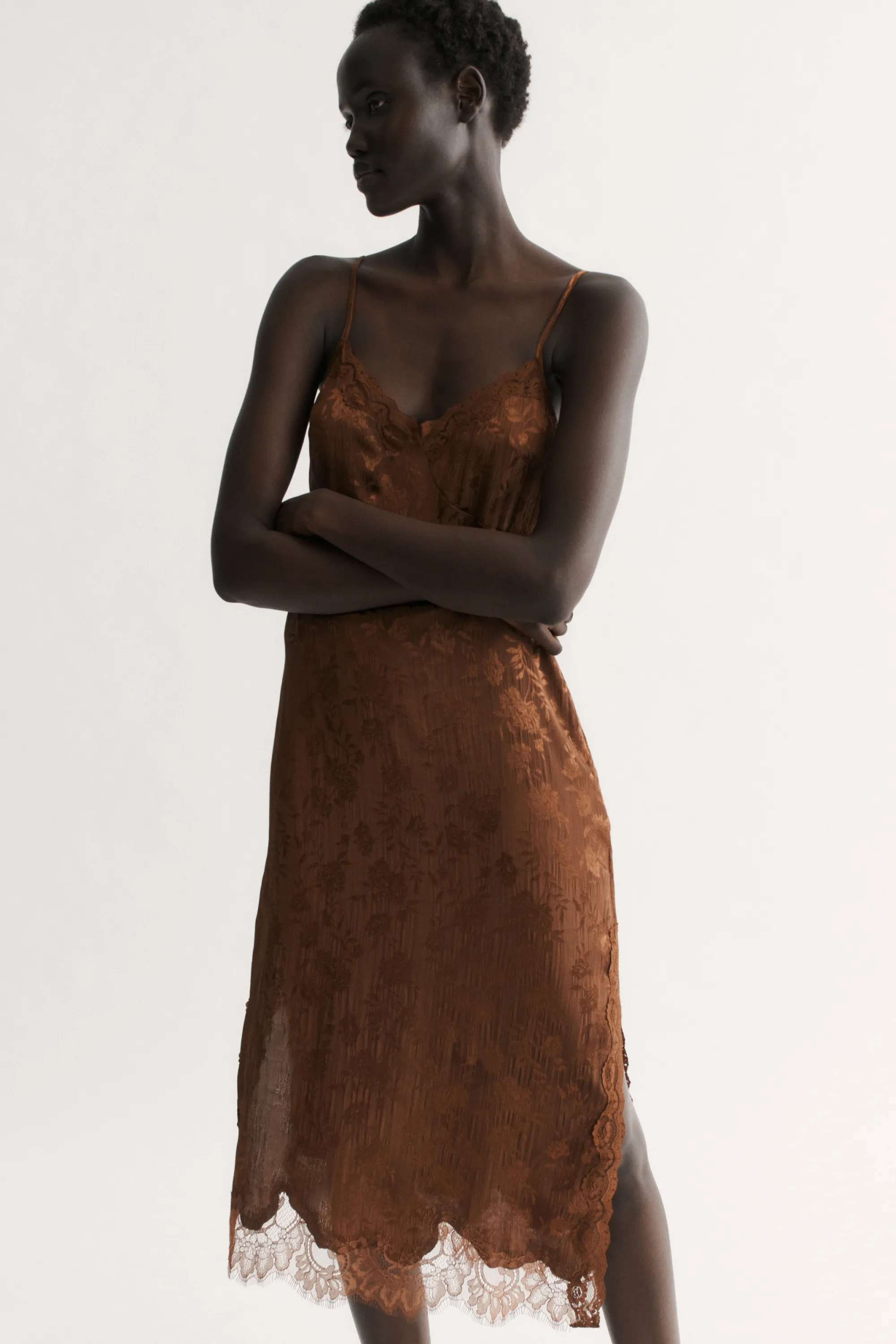 Robe en brocart bordée de dentelle - Marron foncé