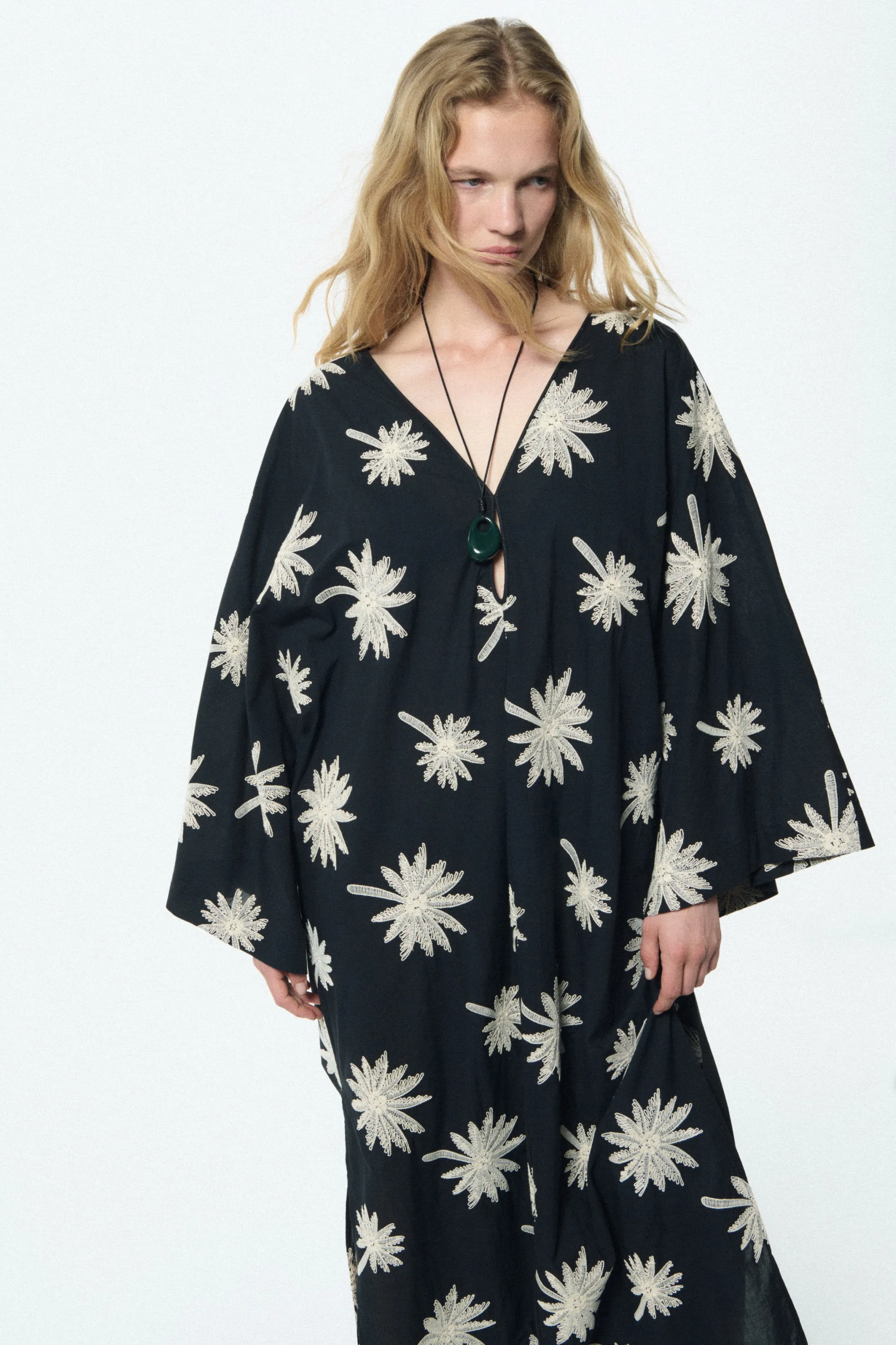 Robe caftan brodée - Noir/palmiers