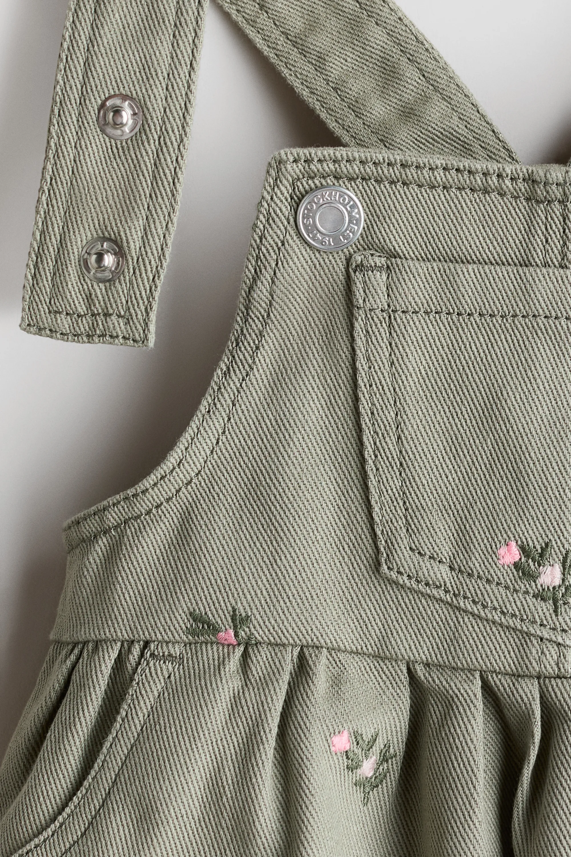 Ensemble 2 pièces robe salopette et top - Vert kaki/fleuri