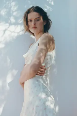 Robe en satin avec encolure bénitier - Crème/fleuri — photo 3