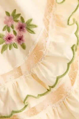 Top à bords ruchés avec broderies - Crème/fleurs — photo 4