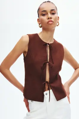 Gilet sans manches avec détails à nouer - Marron foncé — photo 2