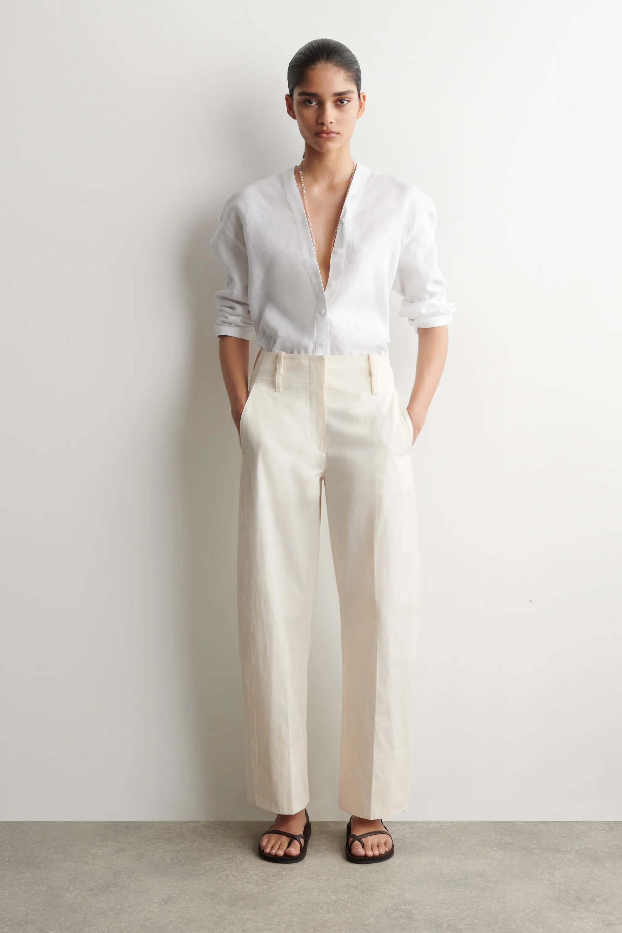 CHEMISE BOUTONNÉE EN LIN À COL EN V - BLANC