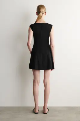 ROBE COURTE ÉVASÉE EN COTON SCULPTÉ - NOIR — photo 4