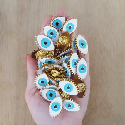 Pin's Oeil bleu – Coucou Suzette — photo 3