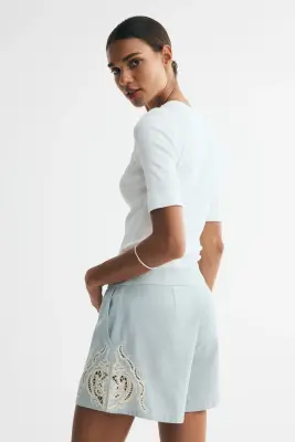 Short en lin mélangé avec broderie anglaise - Bleu denim clair/crème — photo 2