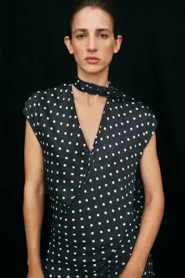 Robe en satin avec détail façon écharpe - Noir/pois — photo 2