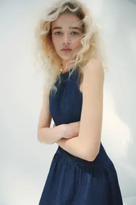 Robe en denim avec jupe évasée - Bleu denim foncé — photo 2
