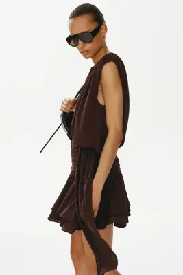 Robe à effet drapé avec épaulettes - Marron foncé — photo 2