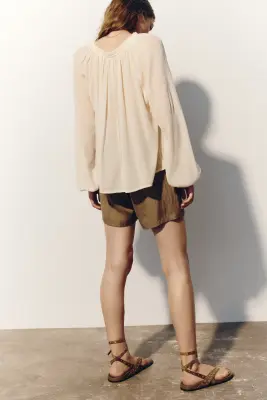Blouse en viscose mélangée avec manches ballon - Crème — photo 2