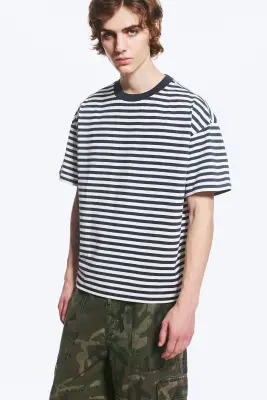 T-SHIRT COUPE AMPLE - Blanc - Rayure marine — photo 2