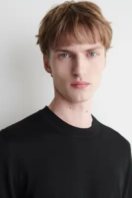 PULL SLIM À COL ROND EN LAINE MÉRINOS - NOIR — photo 3