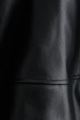 Minijupe en tissu enduit - Noir — photo 3