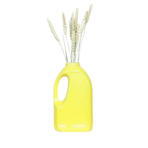 Vase laundry jaune par Lola Mayeras