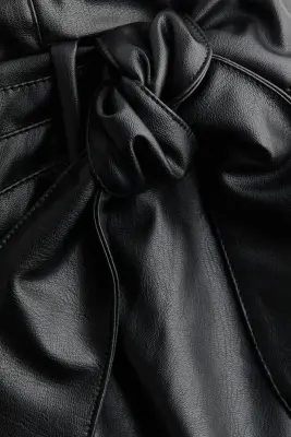 Jupe en tissu enduit avec détail à nouer - Noir — photo 5