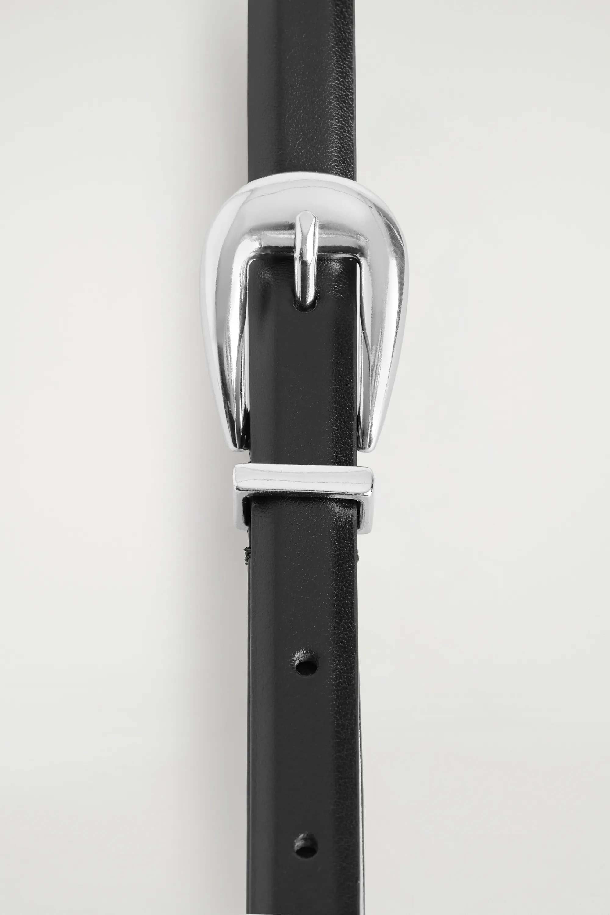 CEINTURE EN CUIR À BOUCLE SCULPTÉE - NOIR / ARGENTÉ