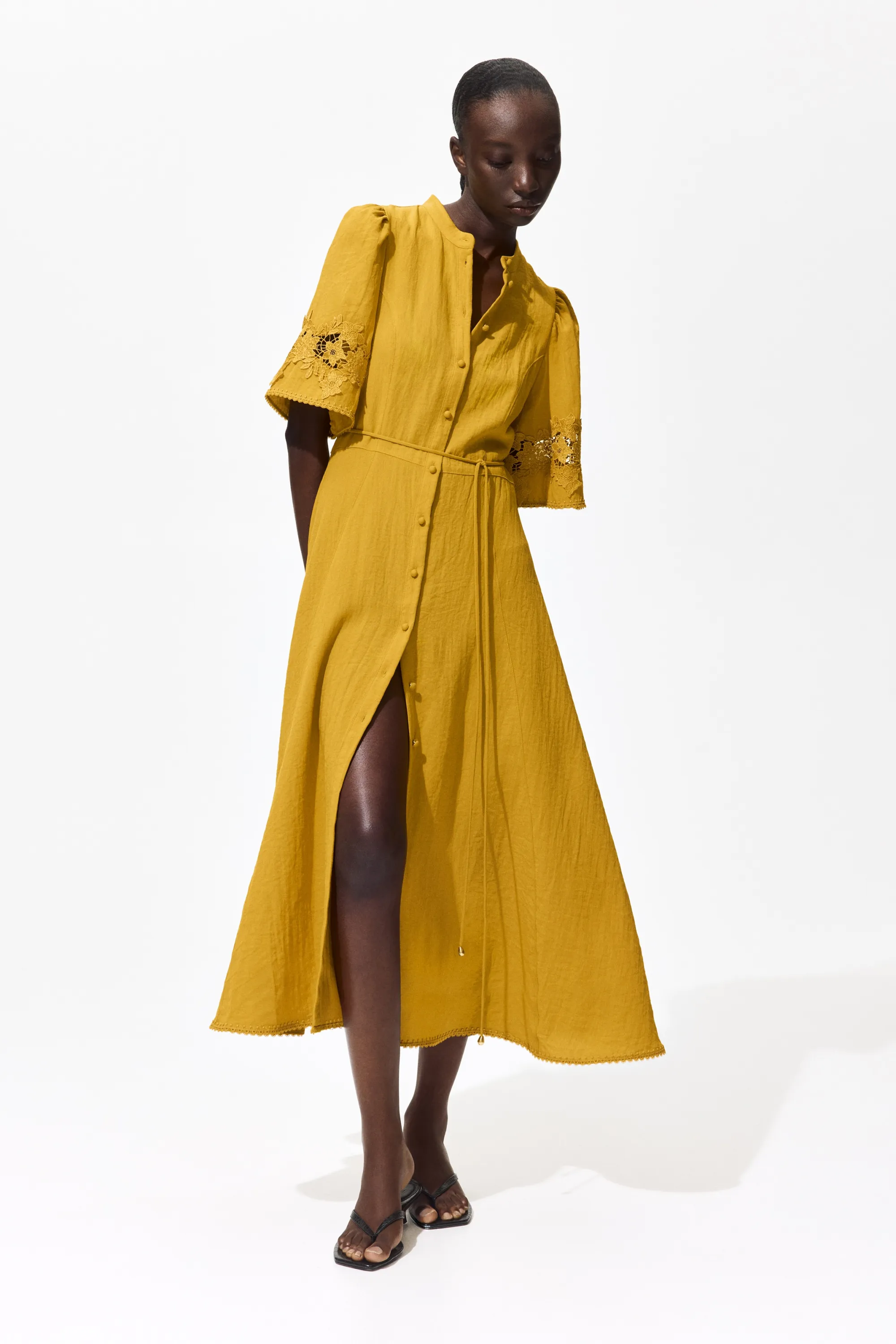 Robe froissée avec broderie anglaise - Jaune foncé
