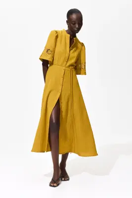 Robe froissée avec broderie anglaise - Jaune foncé — photo 1