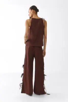 Pantalon avec broderie anglaise et détails à nouer - Marron — photo 1