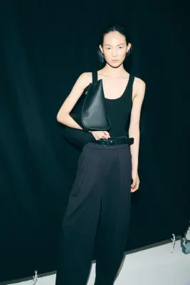 Pantalon à pinces avec jambes barrel - Noir — photo 2
