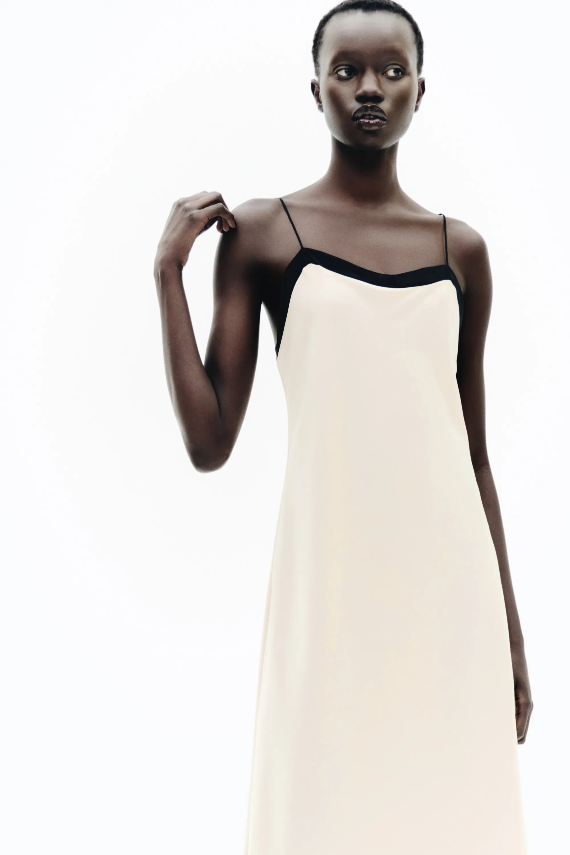 Robe à bretelles fines en crêpe - Beige clair/noir