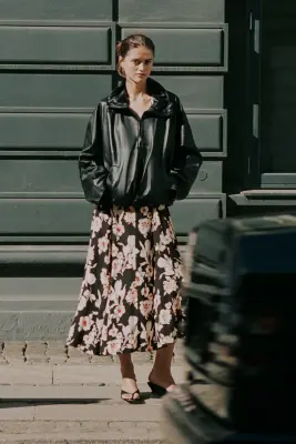 Robe en crêpe à plis godet - Noir/fleuri — photo 2