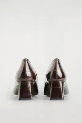 MOCASSINS À TALON ANGULAIRES EN CUIR - BRUN / IMITATION ANGUILLE — photo 1