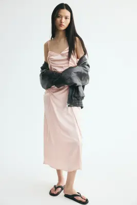 Robe en satin avec cordon de serrage - Rose poudré — photo 1