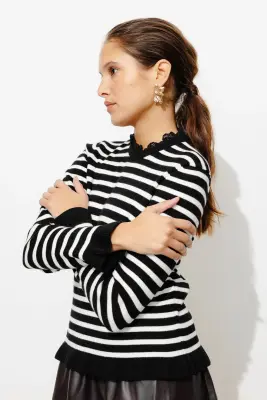 Pull col rond détail dentelle — photo 4