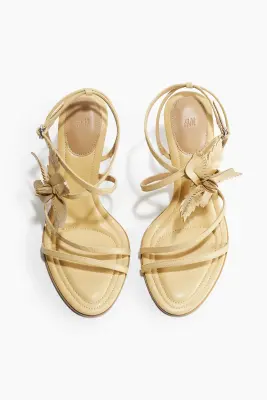 Sandales à talon avec application - Jaune pâle — photo 1