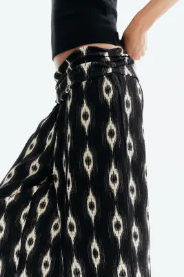 Pantalon large avec taille froncée - Noir/motif — photo 3