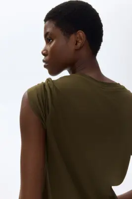 T-shirt en soie mélangée - Vert kaki foncé — photo 3