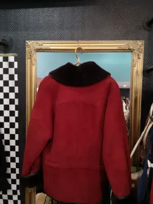 Veste courte en peau lainée bordeaux — photo 3